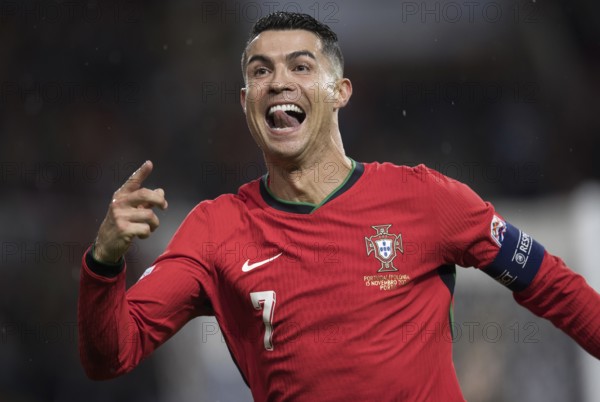 Football match, Cristiano RONALDO CR7 Portugal right, grinning during pre-match warm-up, Estadio do