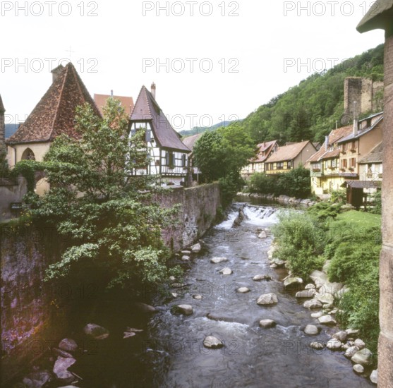 A bicycle tour through the Alsace, here on 11.05.1994 near Kayserberg, on a vineyard route is not