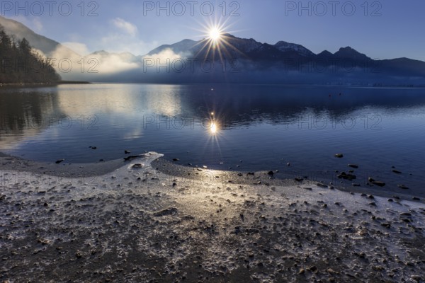 Lake, reflection, fog, sunbeams, backlight, winter, snow, ice, icy, Lake Kochel, view of