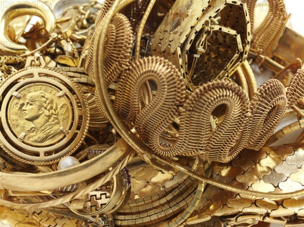 Old gold, various pieces of jewellery, studio shot