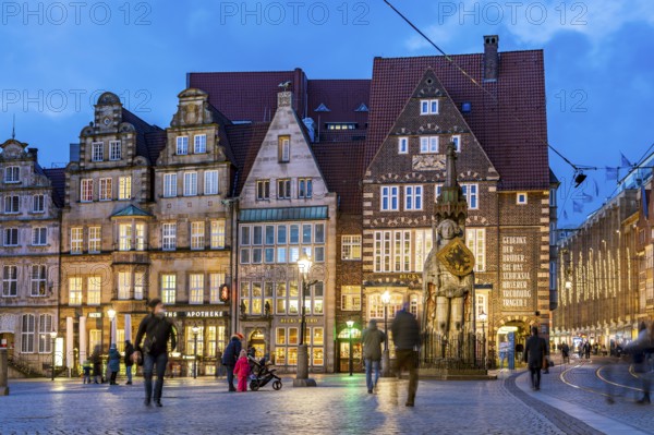 Bremen's Roland statue on the market square at dusk, Free Hanseatic City of Bremen, Germany, Europe