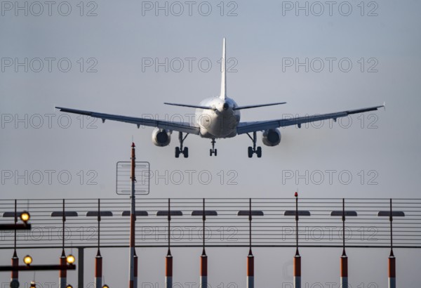 Aircraft approaching the main runway south, 05R/23L, runway lighting, approach aids, at Düsseldorf