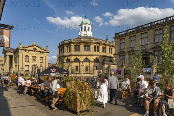 Pub on Broad street and the Sheldonian Theatre, University of Oxford, Oxfordshire, England, United