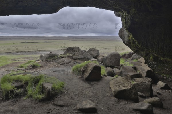 Laugarvatnsvellir are dry flatlands to the east of Reyðarbarmur. Two caves on the west side of the