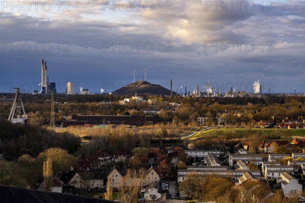 The Schüngelberg housing estate, in Gelsenkirchen-Buer, against the backdrop of the UNIPER