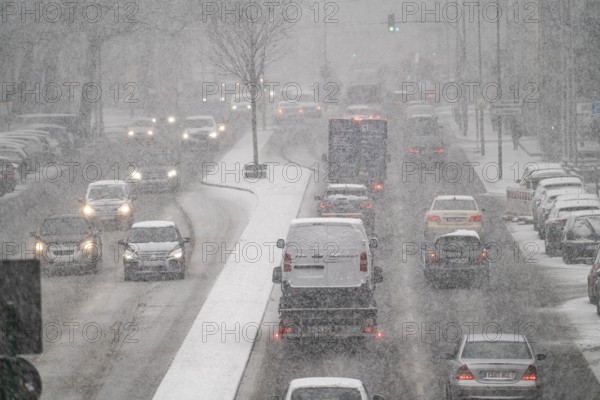 Winter weather, heavy snowfall, city centre traffic, Alfredstraße, B224, in Essen, North