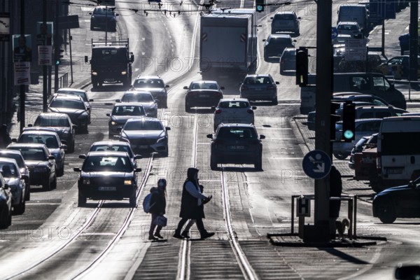 City centre traffic, Hobeisenstrasse, Martin-Luther-Strasse in front, Essen-Holsterhausen, Essen,