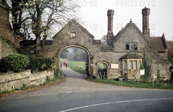 Historic building The Gatehouse, Penshurst Castle, Penshurst, Kent, England, UK, November 1958