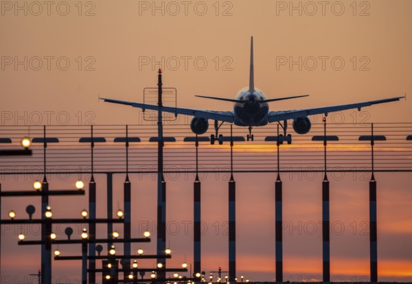 Aircraft approaching the main runway south, 05R/23L, runway lighting, approach aids, at Düsseldorf