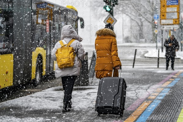 Winter weather, heavy snowfall, passengers waiting for the bus in the snow, at Essen central