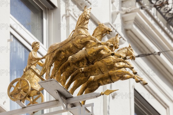 Quadriga as decoration on the façade of the Bockeler confectionery and pastry shop in the Lange