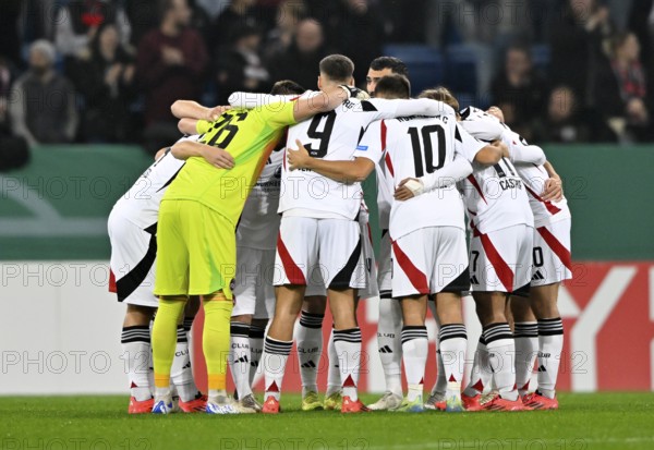 Team building, team circle in front of the start of the match 1. FC Nürnberg, DFB Cup, PreZero