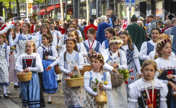 Parade of historically costumed guild members, Zunft zum Widder, Sechseläuten or Sächsilüüte,