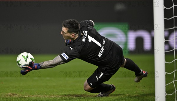 Goalkeeper Kevin Müller 1. FC Heidenheim 1846 FCH (01) Parade, brilliant save, action, Conference