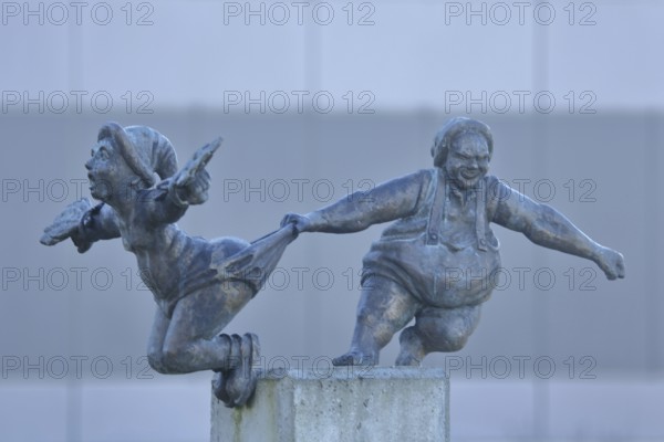 Sculpture Daedalus and Icarus by Andreas Futter 2019, bronze sculpture, modern art, two, father,