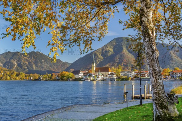 Malerwinkel view with waterfront of the village, parish church St. Laurentius and Wallberg 1722m in