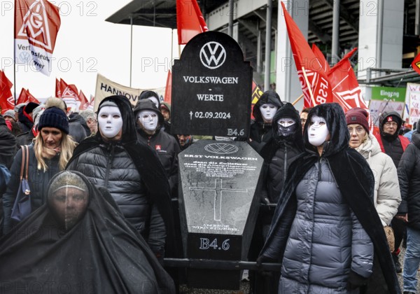 A symbolic VW coffin is carried by Volkswagen employees to the collective bargaining negotiations