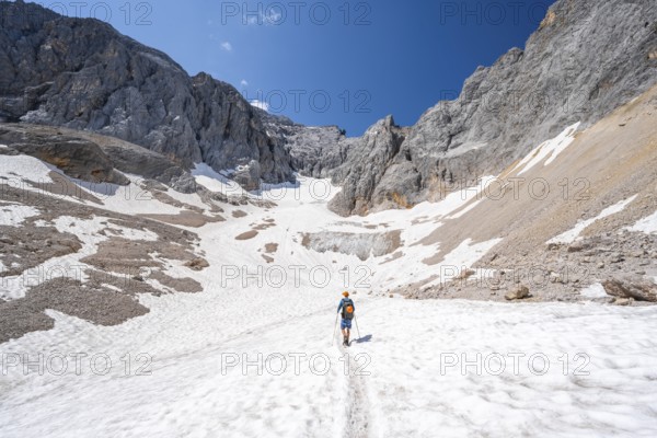 Mountaineer on a snowfield, mountain basin with glacier remnant of the Höllentalferner, Höllental,