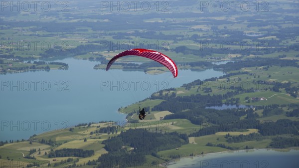 Panorama from the Tegelberg, paragliders, paragliders, behind them the Forggensee, Ostallgaeu,