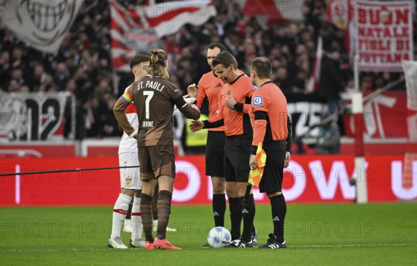 Coin toss in front of kick-off Angelo Stiller VfB Stuttgart (06) Jackson Irvine FC St. Pauli (07)