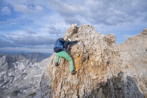 Mountaineer on the Jubiläumsgrat between Zugspitze and Alpspitze, high mountains, Wetterstein