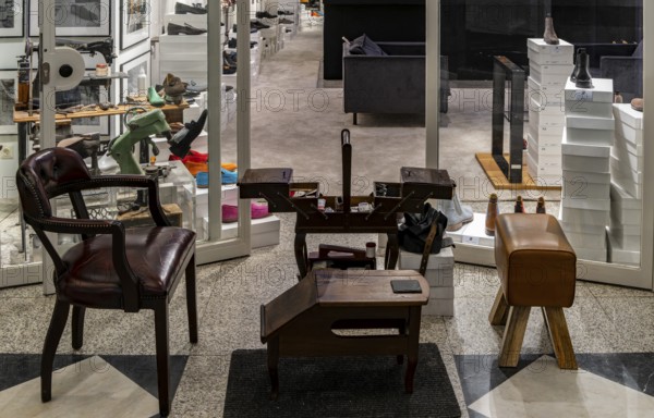Shoeshine boy's workplace, Shopping Passage an den Alster, Hamburg, Germany, Europe