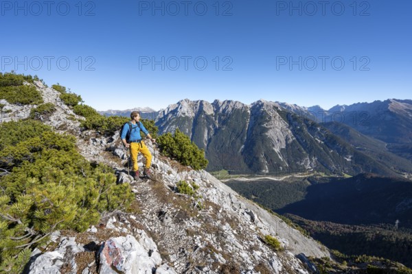 Mountaineers on a hiking trail, autumnal mountain landscape, ascent to the Große Arnspitze, view of