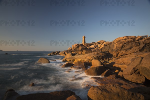 Lighthouse Mean Ruz at Ploumanac'h, Côtes d'Armor in the last evening light