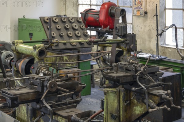 Self-construction of a workbench in the production hall of engine valves, formerly Dietz & Pfriem