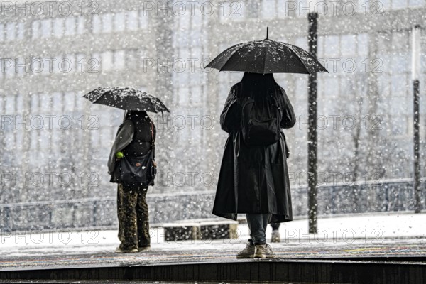 Winter weather, heavy snowfall, passengers waiting for the bus in the snow, at Essen central