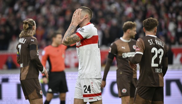 Jeff Chabot VfB Stuttgart (24) Philipp Treu FC St. Pauli (23) Jackson Irvine FC St. Pauli (07)