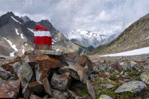 Red and white trail markings in the high mountains, Lasörling Höhenweg, Lasörling Höhenweg,