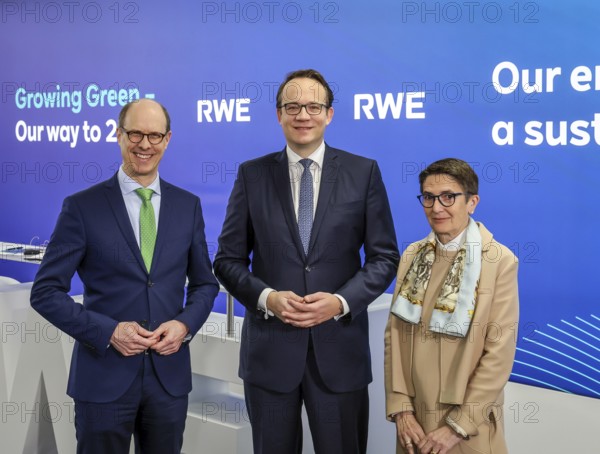 Essen, North Rhine-Westphalia, Germany, RWE CEO Markus Krebber (centre), Labour Director CHO