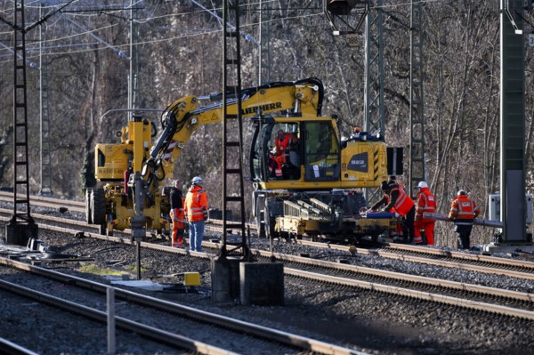 Labourers working with Liebherr A922 Rail Litronic and Kuhnle RR14 EVO 3 Rail two-way working