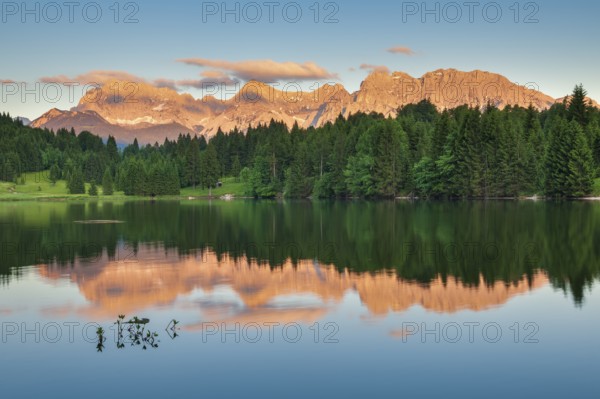Alpenglow at Geroldsee, the Karwendel mountains in the last evening light, reflection in the water,