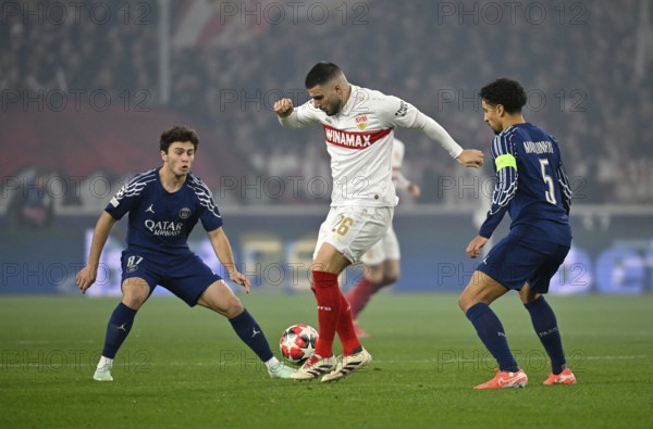 Duel, action Deniz Undav VfB Stuttgart (26) (centre) against Marquinhos FC Paris Saint-Germain PSG