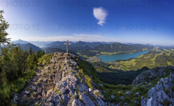 Summit cross on the Frauenkopf with a view of Lake Fuschl, Osterhorn group, Salzkammergut, Salzburg