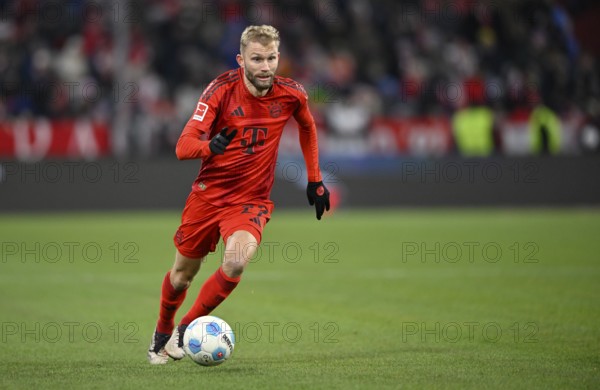 Konrad Laimer FC Bayern Munich FCB (27) Action on the ball Allianz Arena, Munich, Bavaria, Germany,