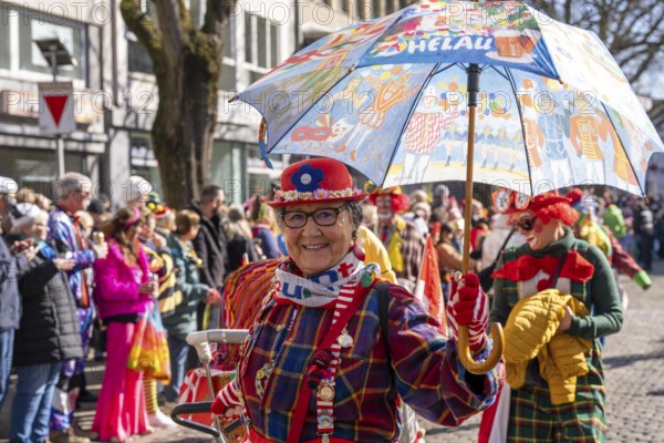 Rose Monday parade in Düsseldorf, groups of carnival societies and other participants in the street