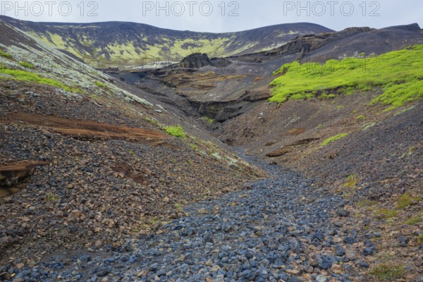 Laugarvatnsvellir are dry flatlands to the east of Reyðarbarmur. Two caves on the west side of the