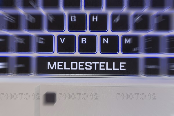 Keyboard labelled MELDESTELLE (symbolic image, composing)
