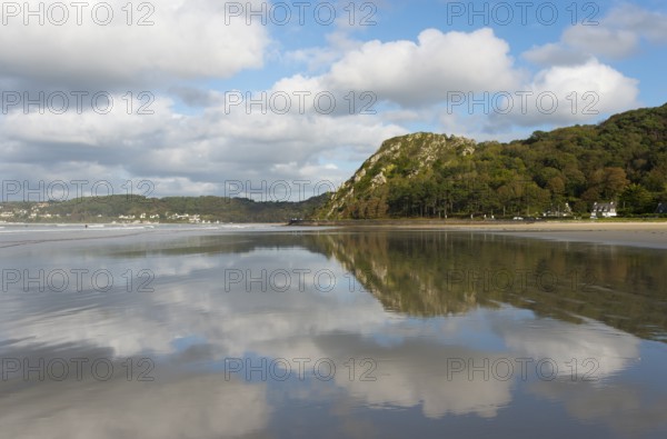 Beach with mountain backdrop and clouds reflected in the calm water, Plage Saint Efflamm, Le Grand