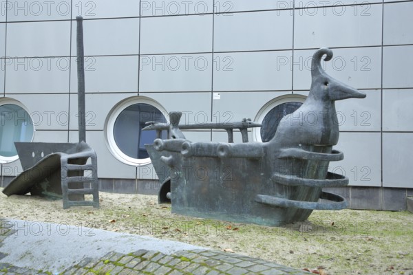 Sculpture pirate ship by Liesel Metten 1995, bronze, ship, figure, children's playground, empty,