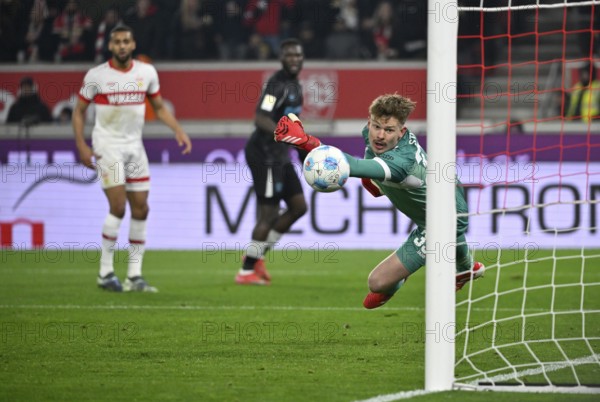 Goalkeeper Alexander Nübel VfB Stuttgart (33) Action on the ball MHPArena, MHP Arena Stuttgart,