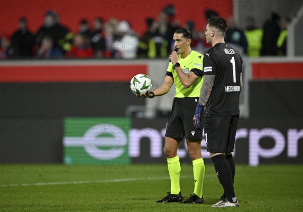 Referee Referee Serdar Gözübüyük (NED) with goalkeeper Kevin Müller 1. FC Heidenheim 1846 FCH (01)