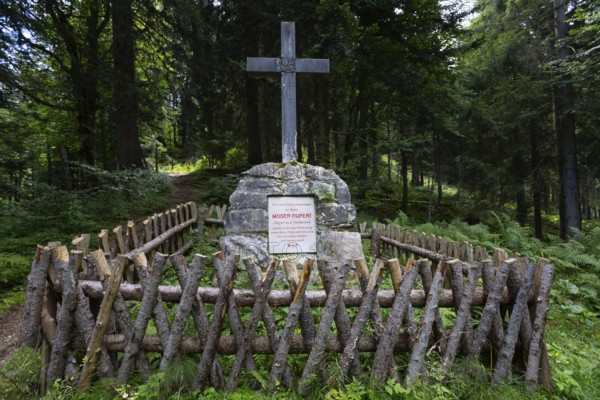 Hunter's monument on the path from Eibleck to Spielberg, Osterhorn group, Salzkammergut, Salzburg