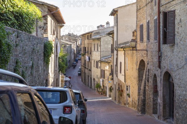 Narrow alleyways in the medieval town of San Gimignano, province of Siena, Tuscany, Italy, Europe