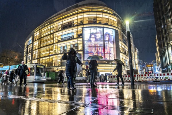 Schadowstraße, city centre, shopping street, pedestrian zone, winter, rainy weather, P&C clothing