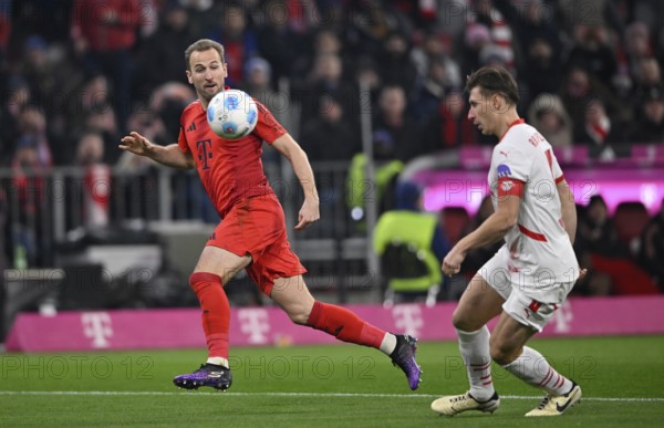Tackle, action Harry Kane FC Bayern Munich FCB (09) against Willi Orban RasenBallsport Leipzig RBL