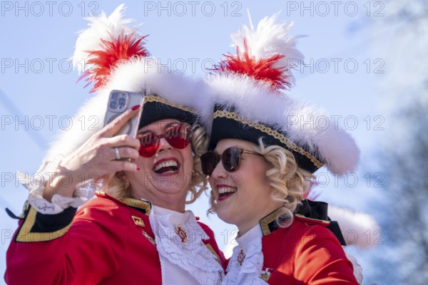 Rose Monday parade in Düsseldorf, groups of carnival societies and other participants in the street